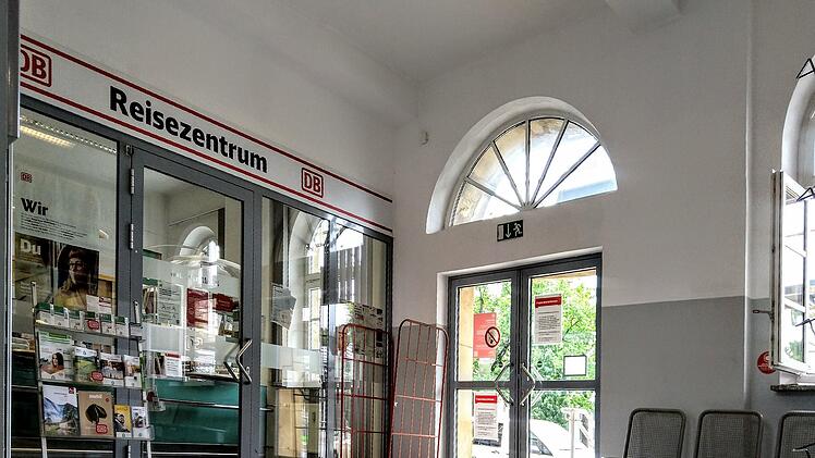 Bahnhof Forchheim: Der Zugang zum Wartebereich ist nur seitlich über den Bahnsteig barrierefrei; im Wartebereich: Service-Zentrum, Buch- und Zeitschriften-Laden, Snack-Automat an den Bahngleisen, zentraler Omnibus-Bahnhof direkt vor dem Haupteingang; WC-Anlagen in einem frei stehenden Nebengebäude; kein EC-Automat vorhanden.Foto: Jochen Berger