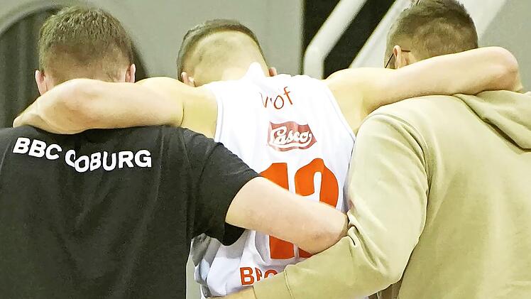 Wieder ein bitterer Moment für Christopher Wolf: Gestützt wurde er in die Kabinen gebracht, nachdem sich der Kapitän des BBC Coburg bereits in der ersten Minute das rechte Knie verdrehte; rechts sein Bruder Nicolas Wolf.