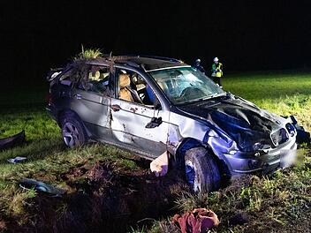 Kreis Ansbach: Auf Landstraße überschlagen - Mann wird aus Auto geschleudert und schwer verletzt Kreis Ansbach: Auf Landstraße überschlagen - Mann wird aus Auto geschleudert und schwer verletzt