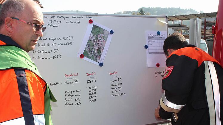 Die Einsatzleitung koordiniert die Rettung.