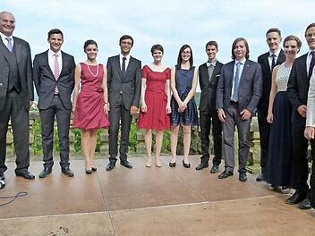 Die Jahrgangsbesten des Gymnasiums Casimirianzm auf der Terrasse des Bildungshauses Kloster Banz mit Schulleiter und Betreuern. Foto: Lothar Weidner
