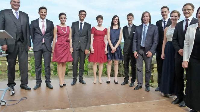 Die Jahrgangsbesten des Gymnasiums Casimirianzm auf der Terrasse des Bildungshauses Kloster Banz mit Schulleiter und Betreuern. Foto: Lothar Weidner