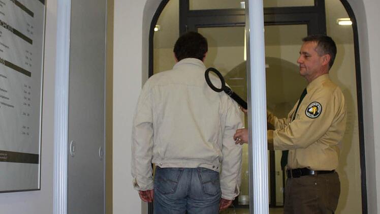 Nach dem Mord im Amtsgericht Dachau im Januar 2012 wurden in allen bayerischen Gerichten Sicherheitsschleusen installiert. Hier untersucht Wachtmeister Gerhard Schubert im Amtsgericht Bad Kissingen einen Besucher nach der Schleuse noch mit der Handsonde ab.  Foto: Archiv/Bartl