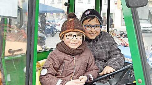Viel Spaß hatten Jason (5) und der zehnjährige Thomas (rechts) aus Lichtenfels beim Ausprobieren dieses Aufsitzgartengeräts. Foto: A. Welz