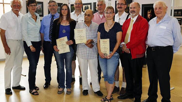 Anlässlich der Ausstellung des Fotoclubs Coburg gekürte Sieger der Stadt- und Kreismeisterschaft 2015 und Ehrengäste (von links): Klaus Wöhner FC, Susann Biedefeld MdL, Landrat Michael Busch, Carina Ulmann (3. Platz), Stefan Schober SG, Ratomir Radomirovic (1. Platz), OB Norbert Tessmer, Sylke Hölig (2. Platz), Hans H. Hartan SG, Jürgen W. Heike MdL und Werner Gundelwein BSW Foto: Patricia Fitz