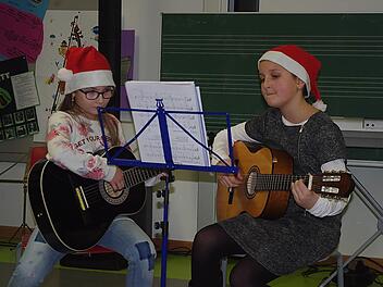 Alina Sunderland (links) und Sophie Hempfling spielten als Gitarrenduo "Ihr Kinderlein kommet". Foto: Heike Schülein
