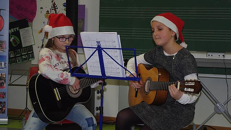 Alina Sunderland (links) und Sophie Hempfling spielten als Gitarrenduo "Ihr Kinderlein kommet". Foto: Heike Schülein