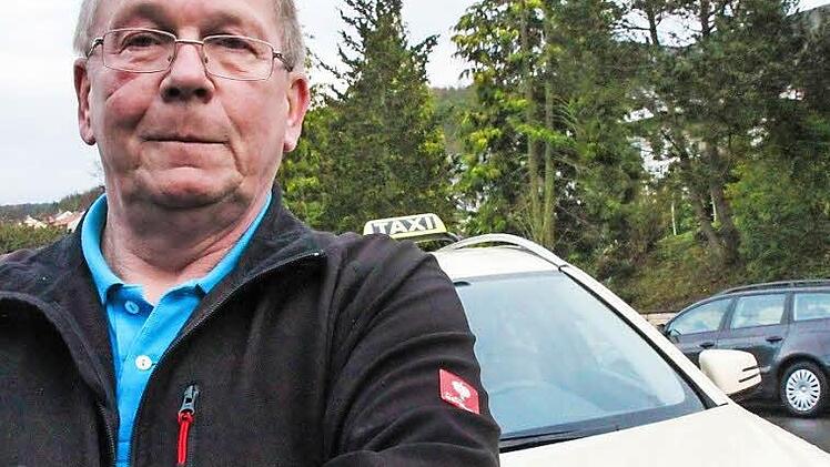 Taxifahrer Ullrich Beck sieht die Sache mit dem Mindestlohn immer noch mit gemischten Gefühlen.  Foto: Anja Greiner