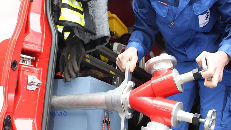 Alles hat seinen Platz im neuen roten Kastenwagen für die Brandschutzerziehung im Landkreis Lichtenfels. Foto: Popp