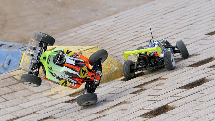 Zu steil in der Steilkurve: Buggy Nummer 4 macht gleich einen unfreiwilligen Salto.
