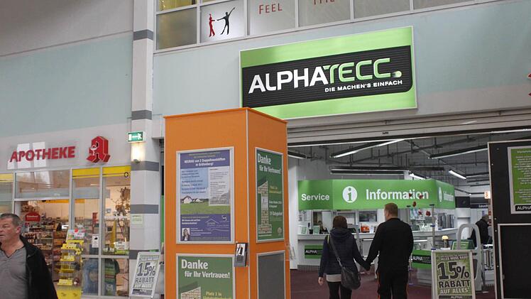 Letzte Kundschaft: Der Alphatecc-Markt schließt zum Jahresende. Über Nachfolge-Geschäfte wird bereits verhandelt. Foto: Ekkehard Roepert