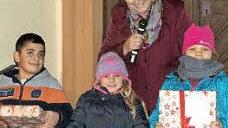 Maria Egglseder &uuml;bergab die Preise aus dem Luftballonwettbewerb der B&auml;rentage an (vorne von links) Dulvan Schekho, Annabell Heinkel und Leonie Pfister.  Fotos: cz