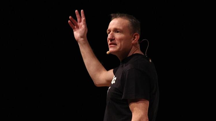 Michl Müller blickte in der Aischtalhalle auf das Jahr 2016 zurück. Foto: Andreas Dorsch