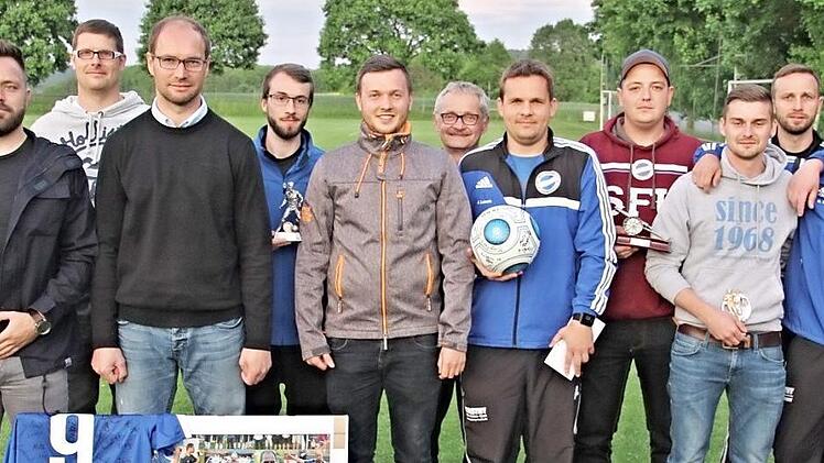 Beim Saisonabschluss der Sportfreunde Unterpreppach wurden Trainer und Spieler geehrt oder aber verabschiedet. Der Vorsitzende Dominik Präger (links) fand für sie lobende Worte.