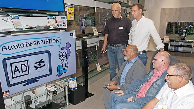 Die Aktion "So k&ouml;nnen Blinde und Sehbehinderte barrierefrei fernsehen" am Sehbehindertentag fand in der Firma Schlegelmilch in Ha&szlig;furt statt. Unser Bild zeigt (von links) den Mitarbeiter des Unternehmens, Werner N&ouml;th, den Gesch&auml;ftsf&uuml;hrer Michael Schlegelmilch, der auch Zweiter B&uuml;rgermeister in Ha&szlig;furt ist, sowie Michael Schulz, Hans-Josef Hero und den Sehbehinderten Christoph Stumpf aus K&ouml;nigsberg.  Foto: Ulrike Langer