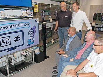Die Aktion "So können Blinde und Sehbehinderte barrierefrei fernsehen" am Sehbehindertentag fand in der Firma Schlegelmilch in Haßfurt statt. Unser Bild zeigt (von links) den Mitarbeiter des Unternehmens, Werner Nöth, den Geschäftsführer Michael Schlegelmilch, der auch Zweiter Bürgermeister in Haßfurt ist, sowie Michael Schulz, Hans-Josef Hero und den Sehbehinderten Christoph Stumpf aus Königsberg.  Foto: Ulrike Langer