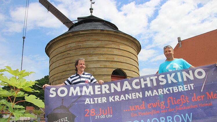 Rund um den Alten Kranen im Marktbreit (im Hintergrund) laden Achim Knöchel, Wolf Demel und ihre Organisation "We for Future" zu einem "Zukunft-Festival" ein.  Foto: Diana Fuchs