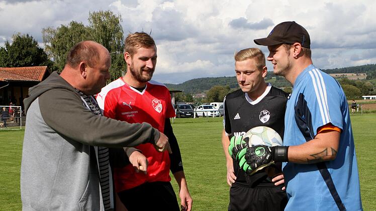 Trainer Peter Heppt gibt seinem Kapitän  Andreas Bauerschmidt, Sebastian Baumgartl und Torwart Marco Heppt die letzten Tipps für das Spiel.