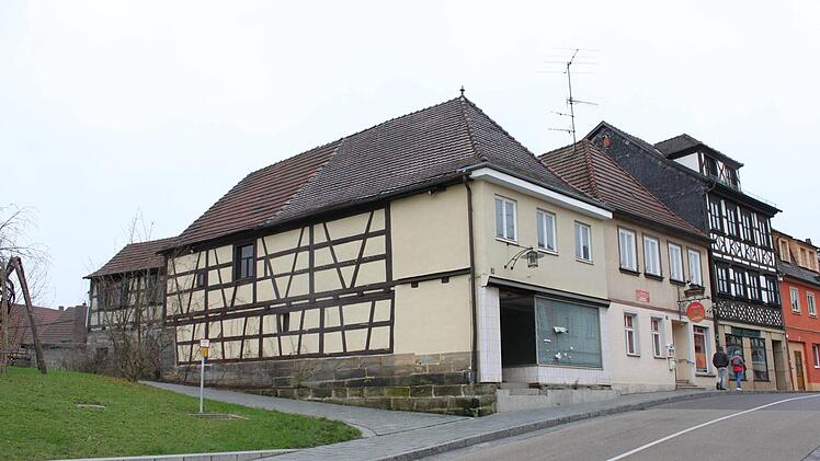 Die Fassade des ehemaligen Wohn- und Geschäftshauses Coburger Straße 20 sieht besser aus, als das, was sich dahinter verbirgt.
