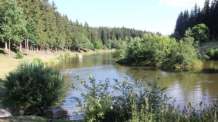 Der Ölschnitzsee liegt idyllisch in einem Talkessel. Foto: Andreas Schmitt