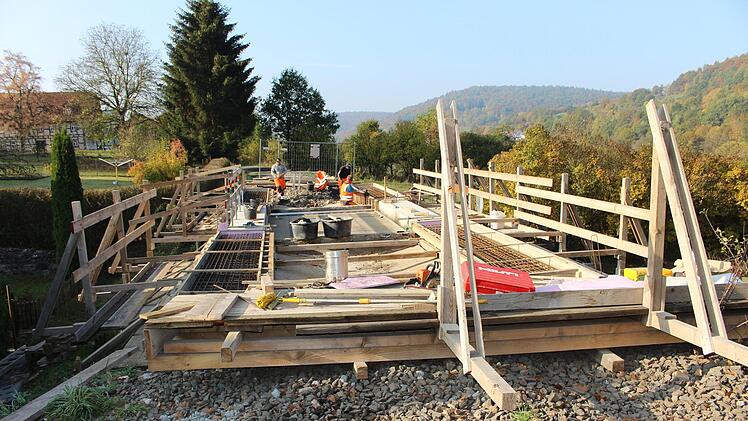 Die neue Radweg-Brücke in Wernarz ist in weniger Tagen fertig. Foto: Julia Raab