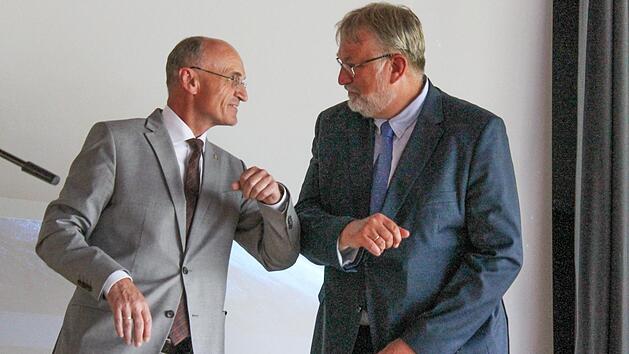 Verabschiedung in Zeiten von Corona: Aufs H&auml;ndesch&uuml;tteln mussten Landrat Wilhelm Schneider (links) und Stephan Kolck zwar verzichten, Dankesworte gab es aber trotzdem bei der offiziellen Verabschiedung des Vorstandsvorsitzenden der Ha&szlig;berg-Kliniken. Foto: Teresa Hirschberg
