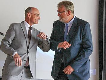 Verabschiedung in Zeiten von Corona: Aufs Händeschütteln mussten Landrat Wilhelm Schneider (links) und Stephan Kolck zwar verzichten, Dankesworte gab es aber trotzdem bei der offiziellen Verabschiedung des Vorstandsvorsitzenden der Haßberg-Kliniken. Foto: Teresa Hirschberg