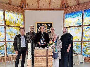 Bei der Weihe (von links): Mario Schoßer, Geschäftsführer Hans Emmert, Erzbischof Herwig Gössl, Geschäftsführerin Ute Häußer, Stifterin Ursula Hoffman, Pater Thomas Väth.