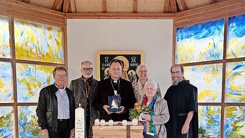 Bei der Weihe (von links): Mario Schoßer, Geschäftsführer Hans Emmert, Erzbischof Herwig Gössl, Geschäftsführerin Ute Häußer, Stifterin Ursula Hoffman, Pater Thomas Väth.