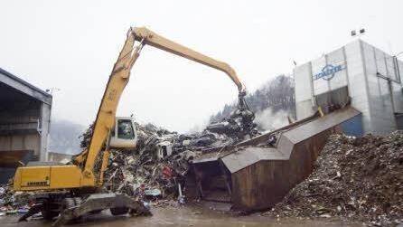 Mit diesem Schredder zerkleinert die Firma Loacker im österreichischen Götzis unter anderem Autowracks. Foto: Voralberger Nachrichten