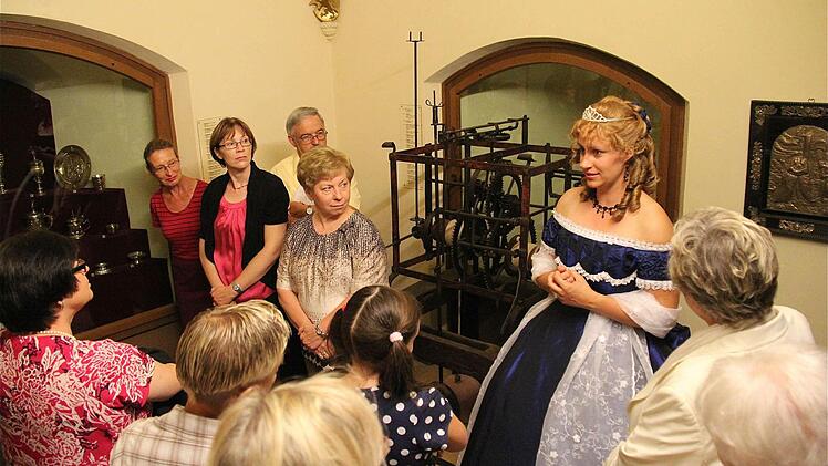 Beatrice Rose-Ebel führte als historische Gräfin durch das Schlossmuseum. Unter ihren Zuhörern war auch Marie-Luise Marjan (rechts daneben), bekannt als TV-Mutter Beimer aus der Lindenstraße. Fotos: Gerd Schaar