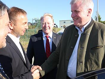 Seehofer schüttelt CSU-Kreisvorsitzendem Jürgen Baumgärtner die Hand und begrüßt auch den Steinwiesener Bürgermeister Gerhard Wunder (links). Im Hintergrund MdB Hans Michelbach. Foto: Matthias Hoch