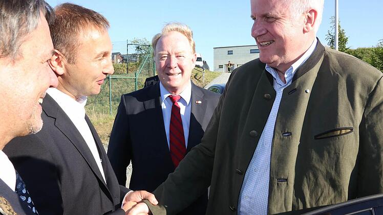 Seehofer schüttelt CSU-Kreisvorsitzendem Jürgen Baumgärtner die Hand und begrüßt auch den Steinwiesener Bürgermeister Gerhard Wunder (links). Im Hintergrund MdB Hans Michelbach. Foto: Matthias Hoch