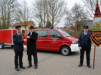 Der stellvertretende Kommandant der Kleinbracher Feuerwehr, Christoph Kreps erhielt von Oberbürgermeister Kay Blaknkenburg (Mitte) symbolisch die Schlüssel für das neue Feuerwehrauto.  Foto: Peter Rauch