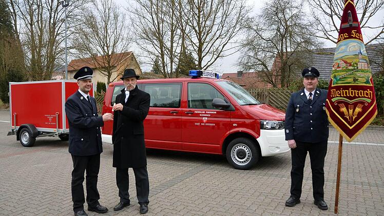 Der stellvertretende Kommandant der Kleinbracher Feuerwehr, Christoph Kreps erhielt von Oberbürgermeister Kay Blaknkenburg (Mitte) symbolisch die Schlüssel für das neue Feuerwehrauto.  Foto: Peter Rauch