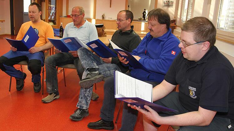 Die Männer empfinden das gemeinsame Singen als echte Bereicherung. Foto: Sonny Adam