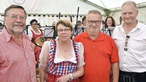Ehrung verdienter Mitglieder (von links): Rudi Paul, Heidi und Georg Müller, Vorsitzender Hilmar Schubert Fotos: Andreas Welz