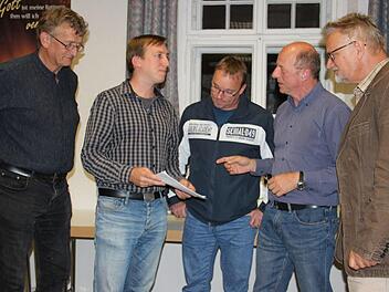 Die Gründungsmannschaft des Bürgervereins arbeitet noch an der Satzung. Im Bild: Gemeinderat Jörg Hargens, Tim Herzog, Hans-Jürgen Lauer, Rainer Friedmann und Volkmar Schulze Foto: Katharina Müller-Sanke