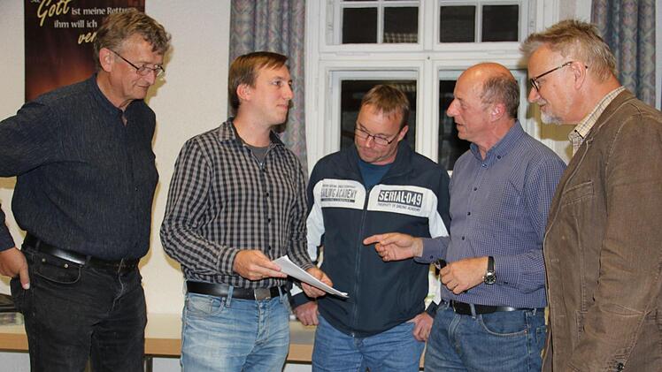 Die Gründungsmannschaft des Bürgervereins arbeitet noch an der Satzung. Im Bild: Gemeinderat Jörg Hargens, Tim Herzog, Hans-Jürgen Lauer, Rainer Friedmann und Volkmar Schulze Foto: Katharina Müller-Sanke