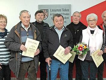 Auszeichnungen für treue Vereinsmitglieder (von links): Zweite Voristzende Ingrid Marx, Gerhard Kleemann, Manfred Meyer, Gerhard Reuß, Gottfried Dietz, Heidemarie Schröter, Peter Meyer. Foto: Edwin Meißinger