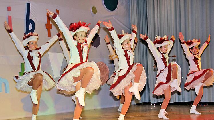 Die Garde des TSV Maßbach begeisterte bei ihrem Auftritt der ganzen Saal.