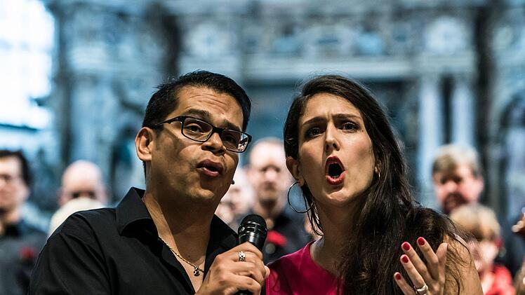 Die Coburger Erstaufführung der "Misa Tango" lockte zahlreiche Zuhörer in die Morizkirche. Unter der Leitung von Antoinetta Bafas beeindruckte der "Chor Unerhört" gemeinsam mit den Vokalsolisten Joana Tautu und Marcello Mejia-Mejia.Foto: Jochen Berger