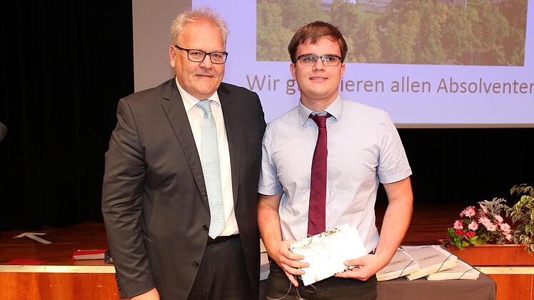 Bürgermeister Claus Bittenbrünn übergibt den Regiomontanus-Preis der Stadt Königsberg an Marco Wendler. Foto: Wolfgang Desombre