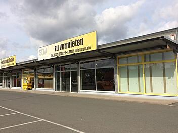 Das Firmengebäude in der Ziegelei 19 in Dörfles-Esbach: Schilder im Schaufenster weisen bereits auf den neuen Mieter, das Modehaus K & L, hin.  Foto: Oliver Schmidt