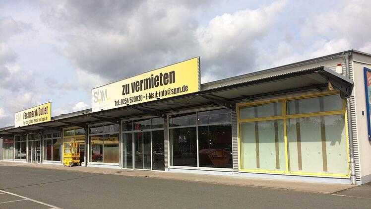 Das Firmengebäude in der Ziegelei 19 in Dörfles-Esbach: Schilder im Schaufenster weisen bereits auf den neuen Mieter, das Modehaus K & L, hin.  Foto: Oliver Schmidt