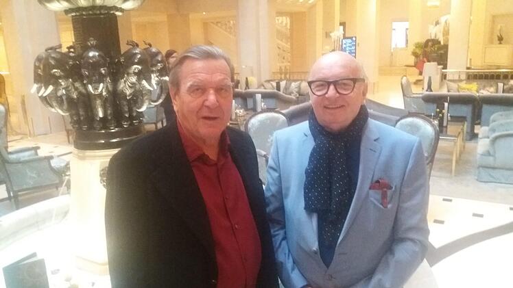 Der Altkanzler mit dem Bamberger Künstler Cleff III. am Samstag im Adlon in  Berlinprivat