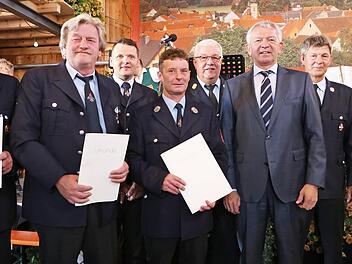 Die Geehrten (v.l.) Bruno Hornung, Elmar Motschenbacher, Andreas Betzold mit Feuerwehrf&uuml;hrungskr&auml;ften, Landrat und Schirmherrn Foto: p