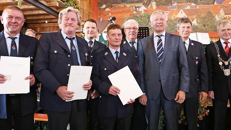 Die Geehrten (v.l.) Bruno Hornung, Elmar Motschenbacher, Andreas Betzold mit Feuerwehrf&uuml;hrungskr&auml;ften, Landrat und Schirmherrn Foto: p