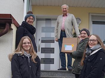 Sie bereiteten dem 80-jährigen Armin Meister (Mitte) eine große Freude: (von links)  Lina Bretscher, Theresa Thurn, Verena Braun und Maike Ledermann. Foto: Philipp Bauernschubert