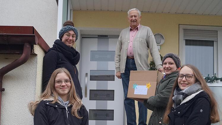 Sie bereiteten dem 80-jährigen Armin Meister (Mitte) eine große Freude: (von links)  Lina Bretscher, Theresa Thurn, Verena Braun und Maike Ledermann. Foto: Philipp Bauernschubert